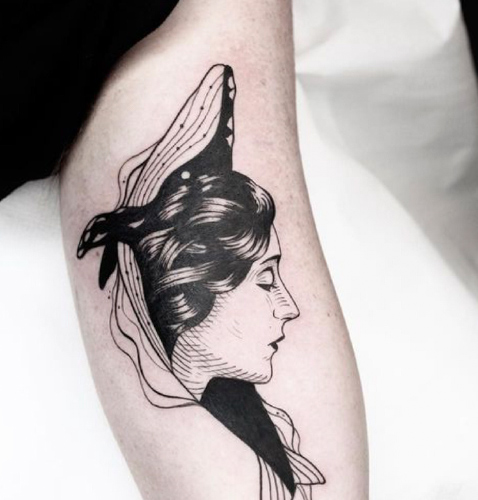 Blackwork tattoo de mujer fundiéndose con una ballena