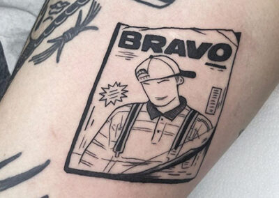 Blackwork tattoo de la portada de la revista Bravo