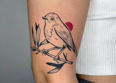 Blackwork tattoo de un pájaro