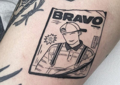 Blackwork tattoo de la portada de la revista bravo