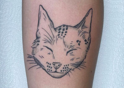 Tatuaje línea fina de un gato