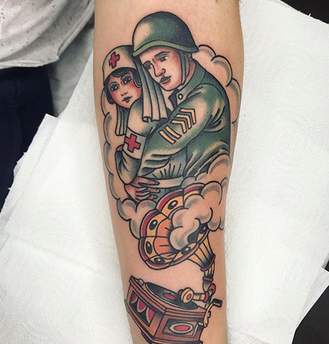 tatuajes old school de un soldado en el brazo