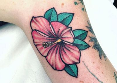 Tatuajes old school de una flor en la pierna