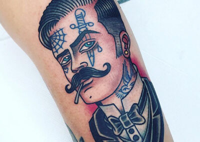 Tatuajes old school de hombre con bigote