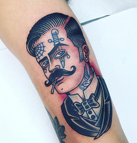 Tatuajes old school de hombre con bigote