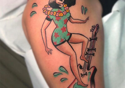 Pin up tattoo hawaiano