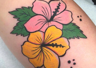 tatuajes a color de unas flores