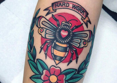 Tatuajes old school Hard work abeja