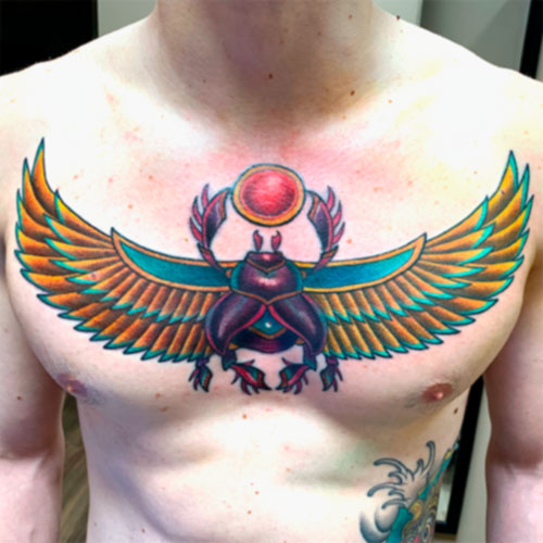 tatuajes en el pecho con símbolo egipcio con escarabajo | tatuajes en el pecho para hombre