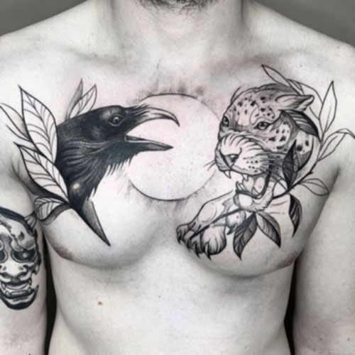 tatuajes black and white en el pecho con cuervo | tatuajes en el pecho para hombre