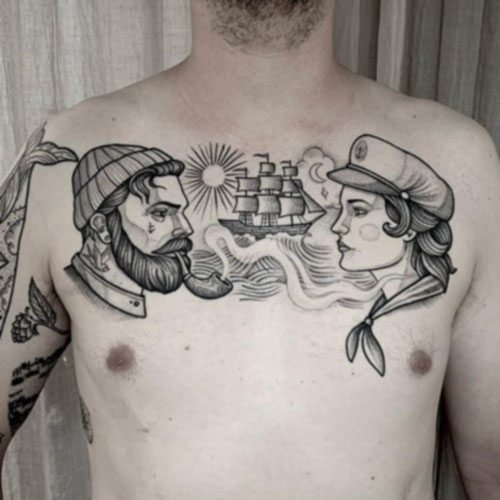 tatuajes en el pecho blanco y negro con bustos de marineros | tatuajes en el pecho para hombre
