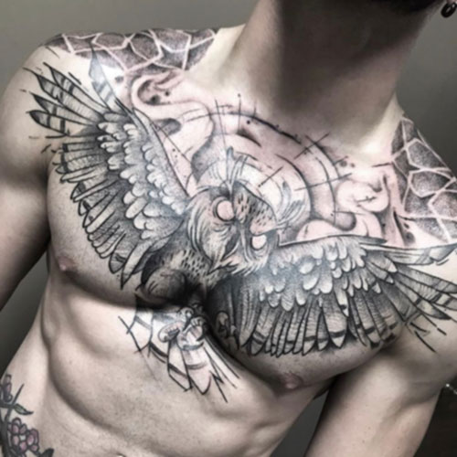 tatuajes en el pecho blanco y negro| | Tatuaje de un búho con las alas desplegadas | tatuajes en el pecho para hombre