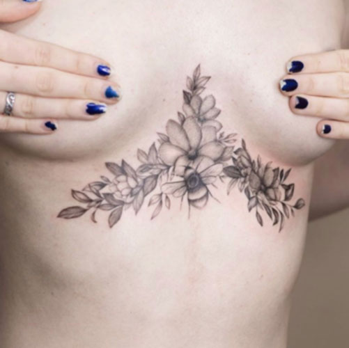 tatuajes en el pecho de mujer | Tatuaje bajo el pecho con adorno floral | tatuajes en el pecho para mujer