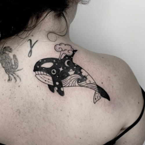 Tatuaje de una orca | tatuaje en la espalda | Tatuajes en Madrid 