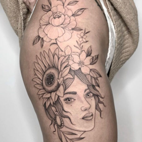 Tatuaje linea fina de una chica con una flor | dot work tattoo | Madrid Tattoo