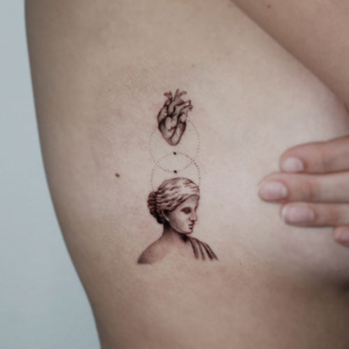 Tatuaje de rostro de perfil estilo griego con corazón encima | tatuaje micro-realista | tatuadores en Madrid