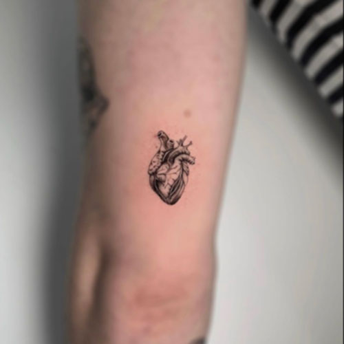 Mini tatuaje de un corazón | tatuaje en Madrid | tatuaje en el brazo