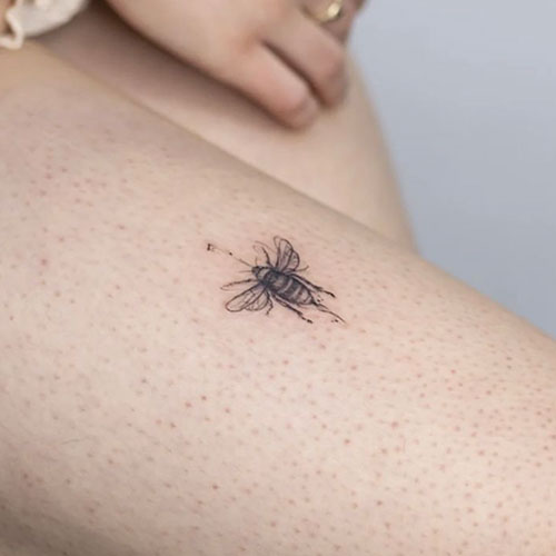 mini tattoo de una abeja | tatuajes pequeños | Mini tauajes 