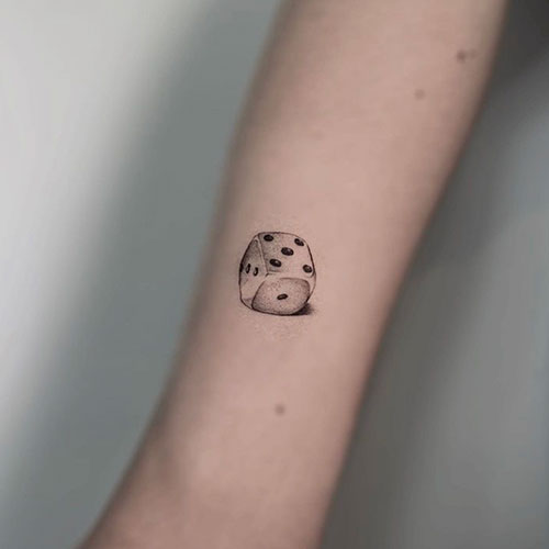 Mini tatuaje de un dado | Mini tattoo | Tatuajes pequeños