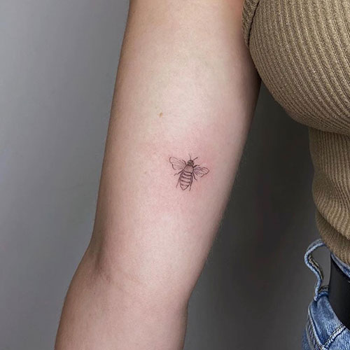 Mini tattoo de una abeja | Mini tatuaje mujer | Tatuajes pequeños mujer