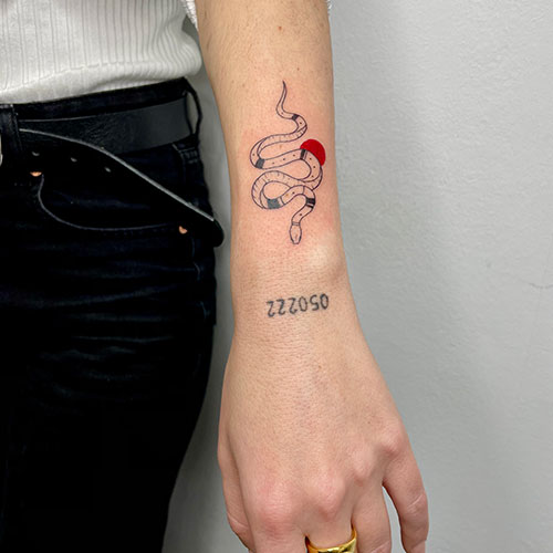 Mini tattoo con el número 050222 y mini tatuaje con una serpiente y un punto rojo | Mini tatuaje |<br />
Mini tattoo Madrid para mujer