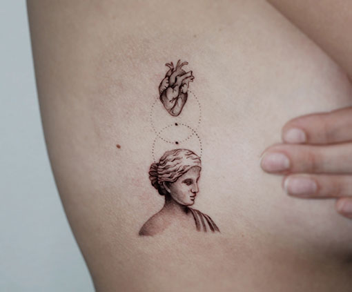 Tatuaje con estilo micro realista de un busto con un corazón en un brazo | tatuaje Microrealista | Estilos de tatuaje | Cornelius Tattoo