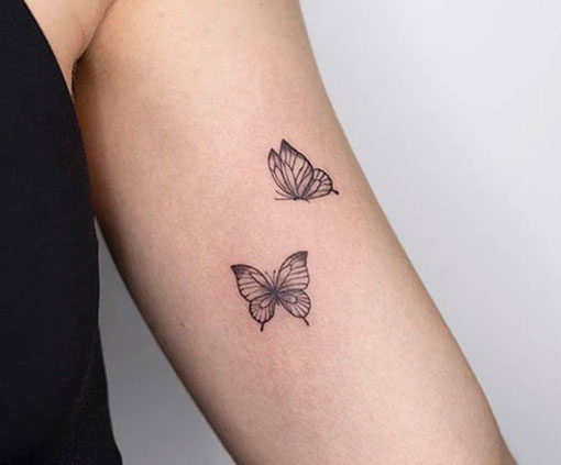 Mini tattoo de dos mariposas volando en un brazo | Mini tattoo | Estilos de tatuaje | Cornelius Tattoo