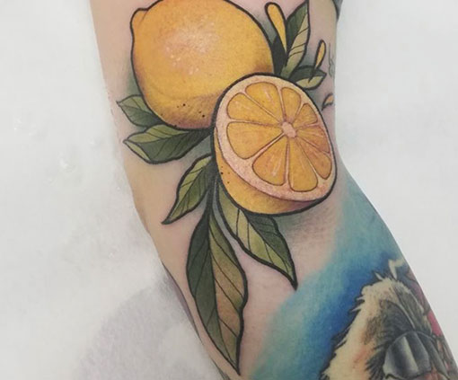 Tatuaje con estilo neo tradicional de dos limones en un brazo | tatuaje Neo Tradicional | Estilos de tatuaje | Cornelius Tattoo