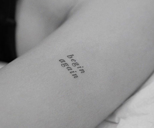Tatuaje con la frase “begin again” en brazo | Tatuaje frases | Estilos de tatuaje | Cornelius Tattoo