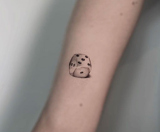 Tatuaje minimalista de un dado mostrando tres caras en el brazo | Tatuaje minimalista | Estilos de tatuaje | Cornelius Tattoo