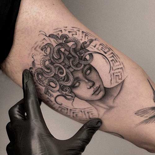 tatuaje de medusa en el brazo | tatuajes brazo hombre, | Cornelius Tattoo