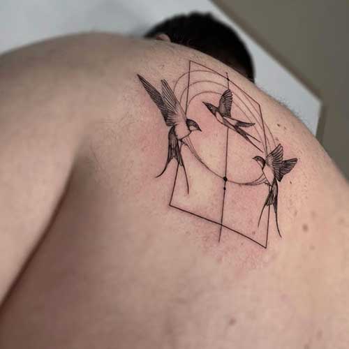 Tatuajes de golondrinas en la espalda | tatuajes para hombres | Cornelius Tattoo
