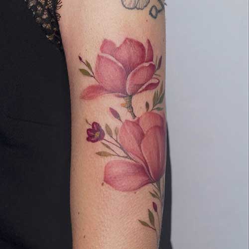 Tatuaje de flores rojas en el brazo | tatuajes para mujeres | Corneluis Tattoo