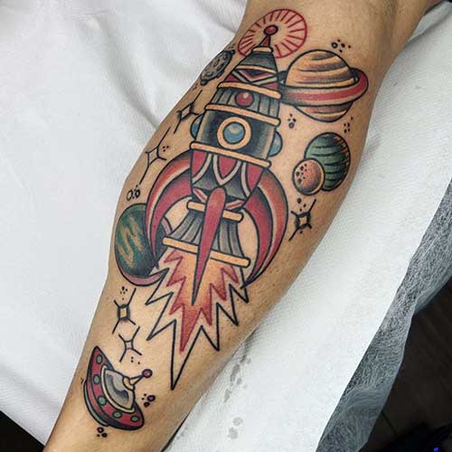tatuaje de cohete en el brazo | tatuajes brazo hombre | Cornelius Tattoo