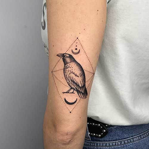 tatuaje de pájaro en el brazo | tatuajes brazo hombre | Cornelius Tattoo