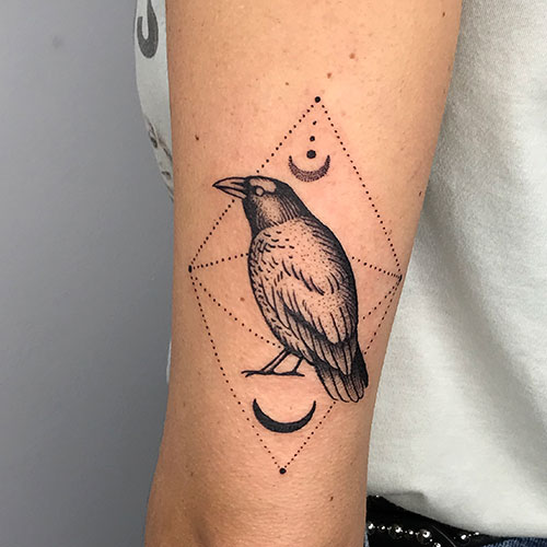 tatuaje de un cuervo en el brazo | tatuarse en Madrid | Cornelius Tattoo