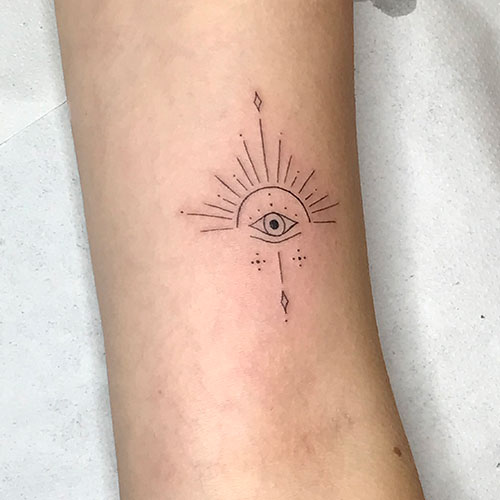 tatuaje de un ojo en el brazo | tatuaje en brazo | tatuarse en Madrid | Cornelius Tattoo