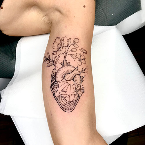 tatuaje de abstracto de un corazón en el brazo | tatuaje en el brazo|  tatuarse en Madrid | Cornelius Tattoo