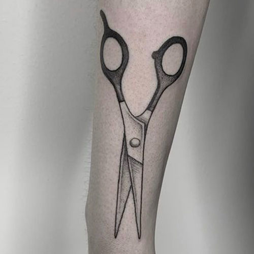 tatuaje de unas tijeras en el brazo | tatuaje en el brazo|  tatuarse en Madrid | Cornelius Tattoo