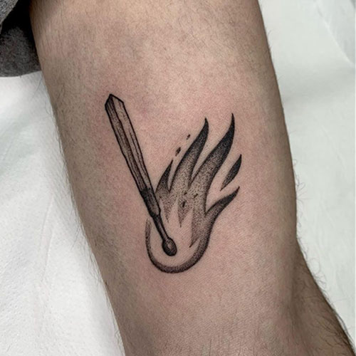 tatuaje de una cerilla encendida | tatuaje brazo hombre | tatuaje en el brazo | tatuarse en Madrid | Cornelius Tattoo