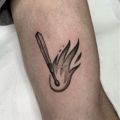 Tatuaje-brazo-hombre-cerilla tatuaje de una cerilla encendida | tatuaje brazo hombre | tatuaje en el brazo | tatuarse en Madrid | Cornelius Tattoo