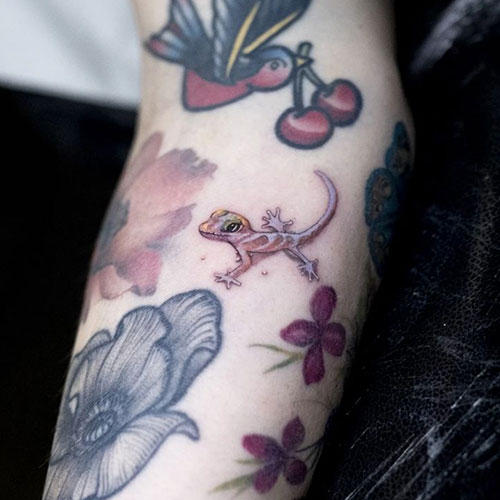 minitattoo-tatuaje-en-brazo-mujer-lagarto tatuaje de un lagarto | tatuaje brazo mujer | minitatuaje | minitattoo | tatuarse en Madrid | Cornelius Tattoo
