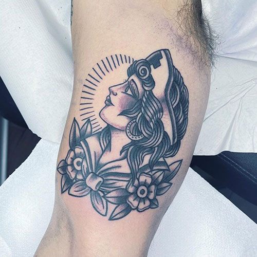 tatuaje del busto de una enfermera con ropa de marinera | tatuaje brazo hombre | tatuaje en el brazo | tatuarse en Madrid | Cornelius Tattoo