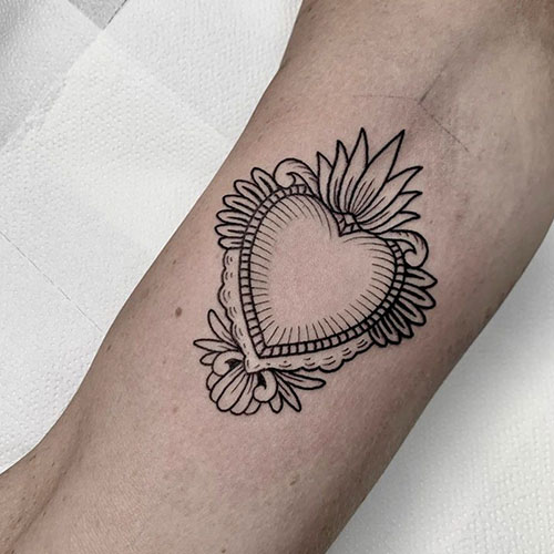 tatuaje-brazo-mujer-corazón tatuaje de un corazón | tatuaje brazo mujer | Tatuajes pequeños mujer | tatuarse en Madrid | Cornelius Tattoo