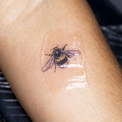 tatuaje-en-brazo-mujer-abeja-minitattoo tatuaje de una abeja | tatuaje brazo mujer | minitatuaje | minitattoo | tatuajes pequeños mujer | tatuarse en Madrid | Cornelius Tattoo