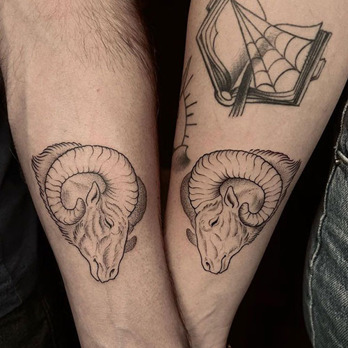 tatuaje de la cabeza de una cabra en cada brazo | tatuaje brazo hombre | tatuaje en el brazo | tatuarse en Madrid | Cornelius Tattoo