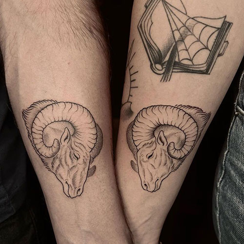 tatuajes-brazo-hombre-cabras tatuaje de la cabeza de una cabra en cada brazo | tatuaje brazo hombre | tatuaje en el brazo | tatuarse en Madrid | Cornelius Tattoo