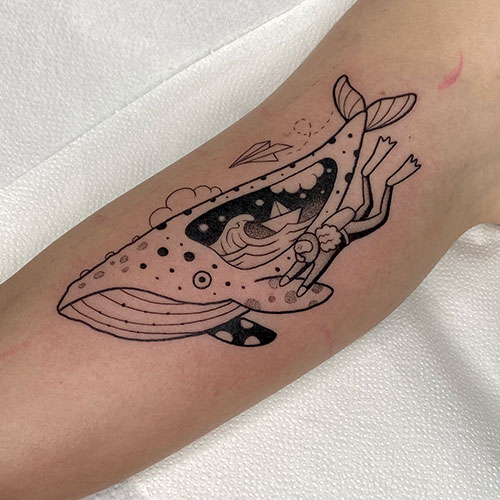 tatuaje de ballena con buceador | tatuaje para mujer | blackwork tattoo | tatuaje en el brazo | tatuarse en Madrid | Cornelius Tattoo