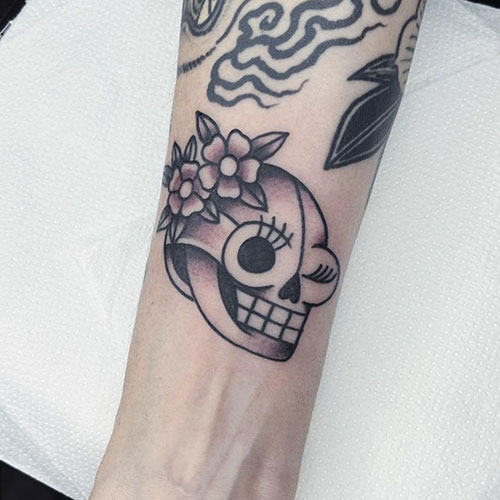 tatuaje de calavera mexicana guiñando un ojo | tatuaje para hombre | tatuaje old school | tatuaje en el brazo | tatuarse en Madrid | Cornelius Tattoo