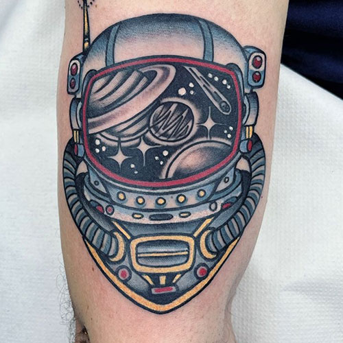 tatuaje de escafandra de astronauta old school | tatuaje para hombre | tatuaje old school | tatuaje en el brazo | Madrid tattoo | Cornelius Tattoo